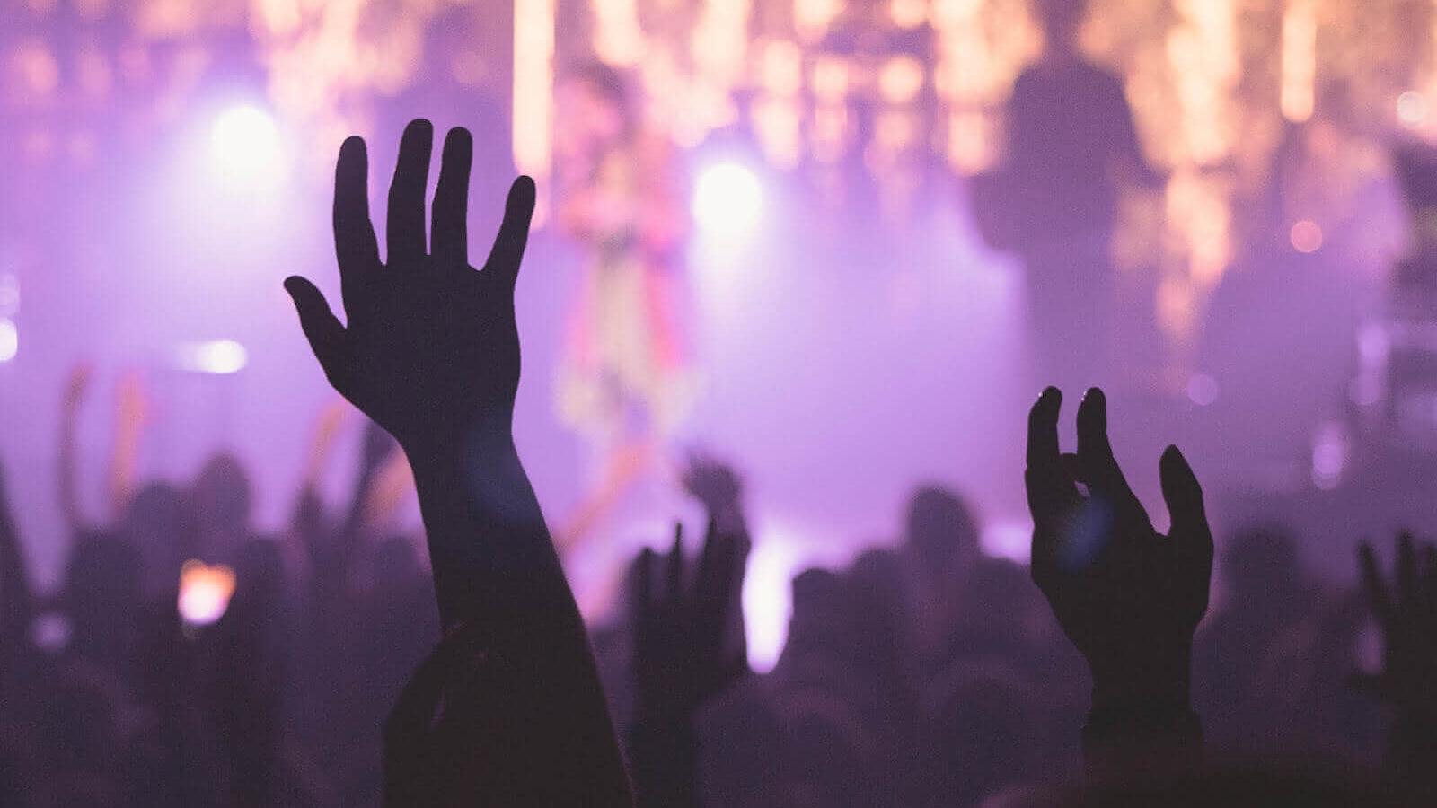 Die Hände gehen hoch im Konzert