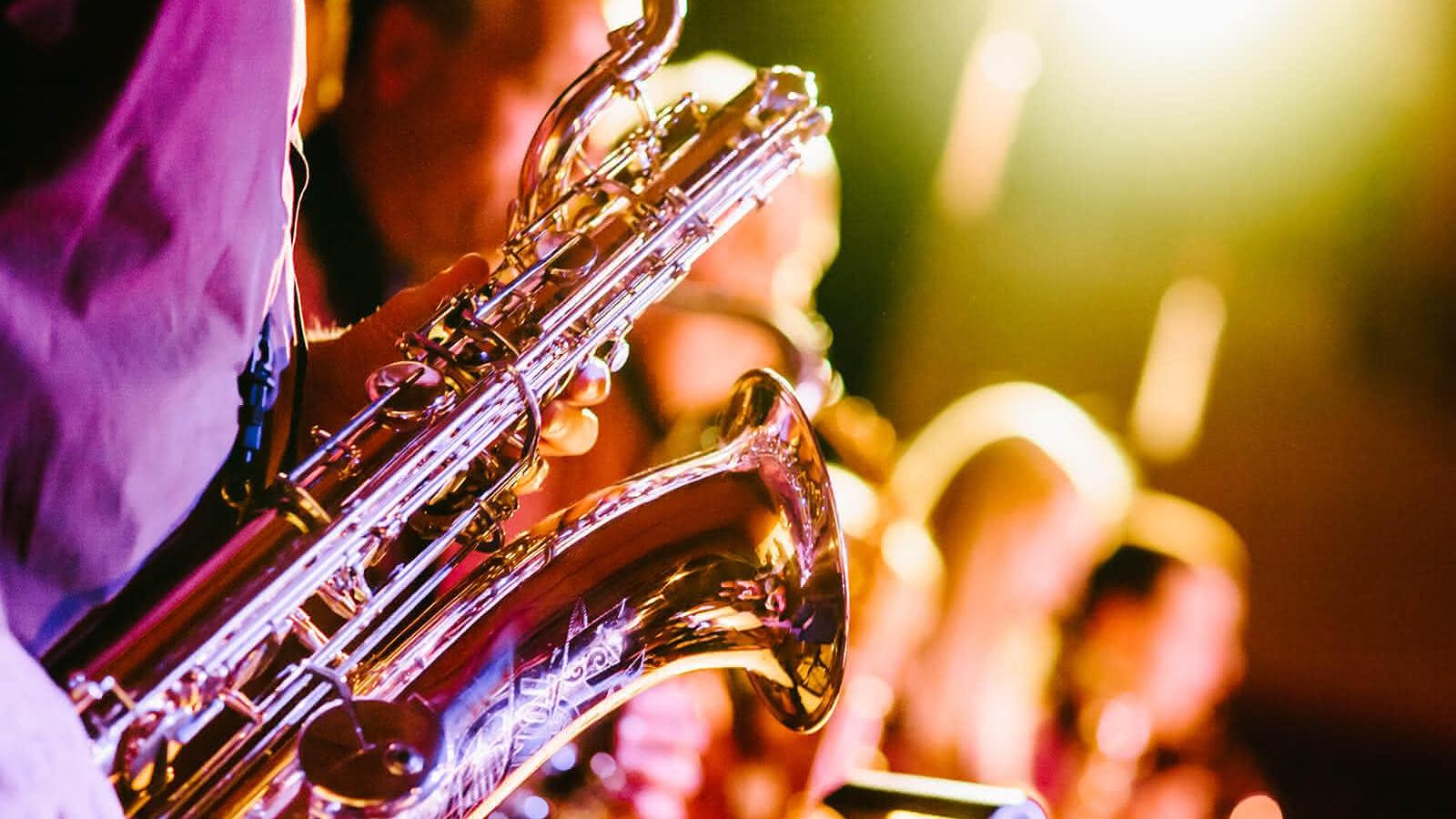 Saxophonspieler im stimmungsvollem Licht